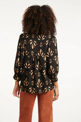 https://cdn.shopify.com/s/files/1/1007/1746/1833/files/25598-OrnamEnt-GeprInt-Top-in-Zwart-en-Camel-Black-Camel-5.webp?v=1775445193