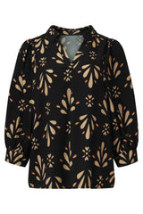 https://cdn.shopify.com/s/files/1/1007/1746/1833/files/25598-OrnamEnt-GeprInt-Top-in-Zwart-en-Camel-Black-Camel-6.webp?v=1775445196