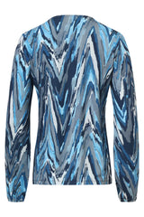 https://cdn.shopify.com/s/files/1/1007/1746/1833/files/25683-Damesgetailleerd-Zig-Zag-Geprint-Top-Light-Blue-Grey-7.webp?v=1775599036