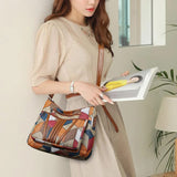 https://cdn.shopify.com/s/files/1/0925/6445/5798/files/Solara_mozaiek_leren_handtas_5.jpg?v=1759950635