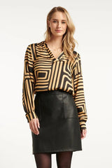 https://cdn.shopify.com/s/files/1/1007/1746/1833/files/imgi_122_25579-Zwart-en-Goud-Grafische-geprint-Top-met-Kraag-Black-Camel.jpg?v=1775523881