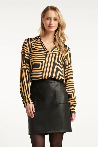 https://cdn.shopify.com/s/files/1/1007/1746/1833/files/imgi_122_25579-Zwart-en-Goud-Grafische-geprint-Top-met-Kraag-Black-Camel.jpg?v=1775523881