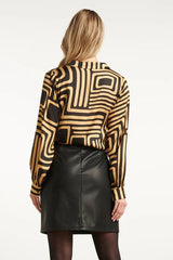 https://cdn.shopify.com/s/files/1/1007/1746/1833/files/imgi_126_25579-Zwart-en-Goud-Grafische-geprint-Top-met-Kraag-Black-Camel-5.jpg?v=1775523946