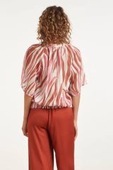 https://cdn.shopify.com/s/files/1/1007/1746/1833/files/imgi_127_Wijde-Top-Met-Roze-Zebra-Style-Print-Brique-Old-Pink-6.jpg?v=1775566321