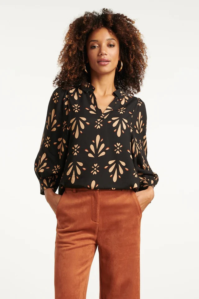 https://cdn.shopify.com/s/files/1/1007/1746/1833/files/imgi_45_25598-OrnamEnt-GeprInt-Top-in-Zwart-en-Camel-Black-Camel.jpg?v=1775445122