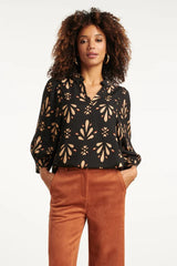 https://cdn.shopify.com/s/files/1/1007/1746/1833/files/imgi_45_25598-OrnamEnt-GeprInt-Top-in-Zwart-en-Camel-Black-Camel.jpg?v=1775445122