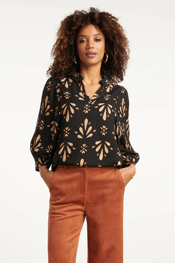 https://cdn.shopify.com/s/files/1/1007/1746/1833/files/imgi_45_25598-OrnamEnt-GeprInt-Top-in-Zwart-en-Camel-Black-Camel.jpg?v=1775445122