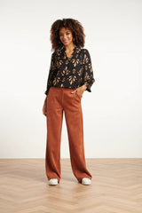 https://cdn.shopify.com/s/files/1/1007/1746/1833/files/imgi_46_25598-OrnamEnt-GeprInt-Top-in-Zwart-en-Camel-Black-Camel-2.jpg?v=1775445146