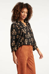 https://cdn.shopify.com/s/files/1/1007/1746/1833/files/imgi_47_25598-OrnamEnt-GeprInt-Top-in-Zwart-en-Camel-Black-Camel-3.jpg?v=1775445153