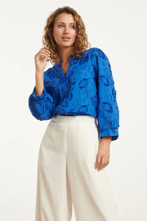 https://cdn.shopify.com/s/files/1/1007/1746/1833/files/imgi_49_25138-Cobalt-3D-Bloemen-Blouse-Cobalt.jpg?v=1775404136