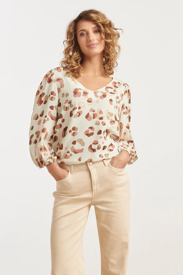 https://cdn.shopify.com/s/files/1/1007/1746/1833/files/imgi_49_25164-e-Animal-Print-Top-Met-V-Hals-Sand-Muticolour.jpg?v=1775436615