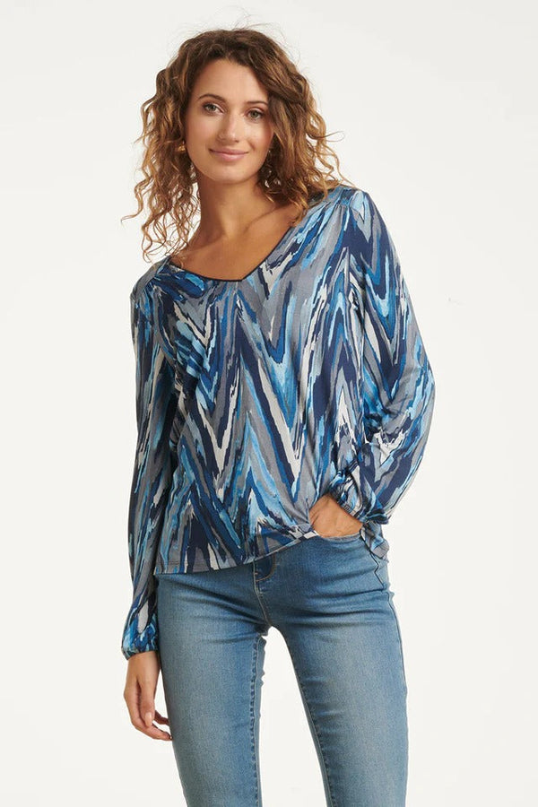 https://cdn.shopify.com/s/files/1/1007/1746/1833/files/imgi_49_25683-Damesgetailleerd-Zig-Zag-Geprint-Top-Light-Blue-Grey.jpg?v=1775598966
