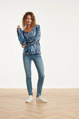 https://cdn.shopify.com/s/files/1/1007/1746/1833/files/imgi_50_25683-Damesgetailleerd-Zig-Zag-Geprint-Top-Light-Blue-Grey-2.jpg?v=1775598977