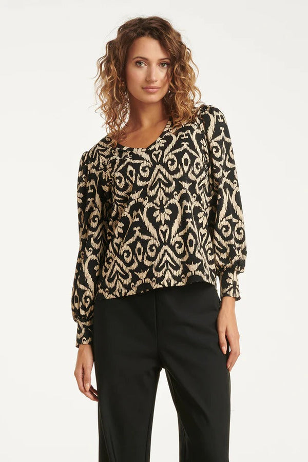 https://cdn.shopify.com/s/files/1/1007/1746/1833/files/imgi_50_25813-Travel-Top-Met-Aztec-Print-Black-Sand.jpg?v=1775592230