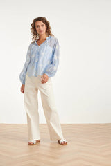 https://cdn.shopify.com/s/files/1/1007/1746/1833/files/imgi_50_Luchtige-Boho-Blouse-Met-Geborduurde-Print-Light-Blue-3.jpg?v=1775600111