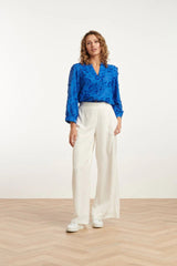 https://cdn.shopify.com/s/files/1/1007/1746/1833/files/imgi_51_25138-Cobalt-3D-Bloemen-Blouse-Cobalt-3.jpg?v=1775404157