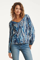 https://cdn.shopify.com/s/files/1/1007/1746/1833/files/imgi_51_25683-Damesgetailleerd-Zig-Zag-Geprint-Top-Light-Blue-Grey-3.jpg?v=1775598984