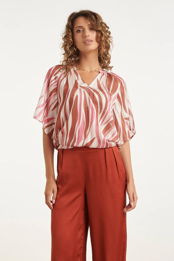 https://cdn.shopify.com/s/files/1/1007/1746/1833/files/imgi_51_Wijde-Top-Met-Roze-Zebra-Style-Print-Brique-Old-Pink.jpg?v=1775566277