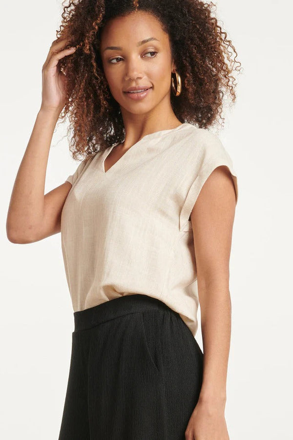 https://cdn.shopify.com/s/files/1/1007/1746/1833/files/imgi_52_24086-Top-Met-V-HalsOmslagmouwen-sand-4.jpg?v=1775348941