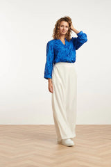https://cdn.shopify.com/s/files/1/1007/1746/1833/files/imgi_52_25138-Cobalt-3D-Bloemen-Blouse-Cobalt-4.jpg?v=1775404170