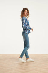 https://cdn.shopify.com/s/files/1/1007/1746/1833/files/imgi_52_25683-Damesgetailleerd-Zig-Zag-Geprint-Top-Light-Blue-Grey-4.jpg?v=1775598991