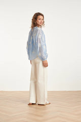 https://cdn.shopify.com/s/files/1/1007/1746/1833/files/imgi_52_Luchtige-Boho-Blouse-Met-Geborduurde-Print-Light-Blue-5.jpg?v=1775600148