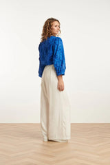 https://cdn.shopify.com/s/files/1/1007/1746/1833/files/imgi_53_25138-Cobalt-3D-Bloemen-Blouse-Cobalt-5.jpg?v=1775404177