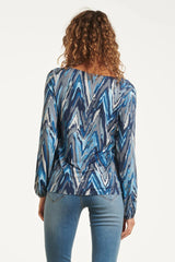https://cdn.shopify.com/s/files/1/1007/1746/1833/files/imgi_53_25683-Damesgetailleerd-Zig-Zag-Geprint-Top-Light-Blue-Grey-5.jpg?v=1775599001